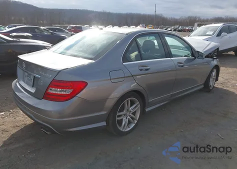 2012 Mercedes-Benz C 300 Sport 4Matic z USA, uszkodzony, nr VIN WDDGF8BB0CR200490